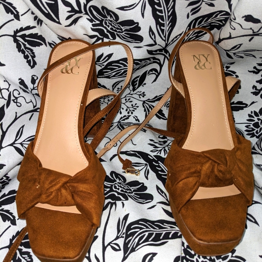 NEW YORK AND COMP. TRÈS CHIC!! Size 8 NEW YORK & COMPANY PLATFORM HEELS. NWOT.